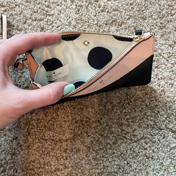 EUC kate spade cedar street wristlet - Picture 3 of 4